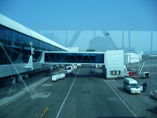 Moderne Fluggastbrücken am nationalen Terminal von Mumbai