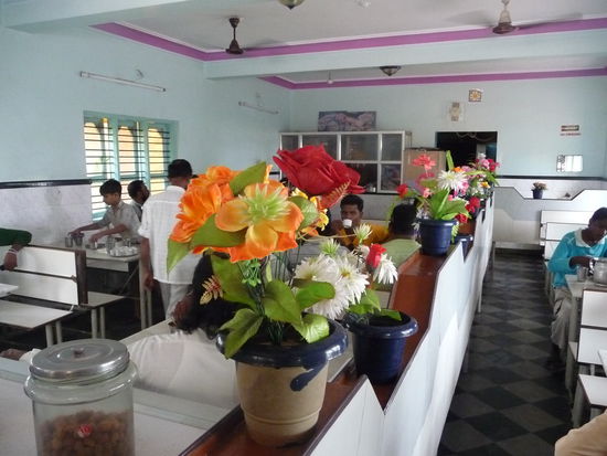 Gegen 13 Uhr machten wir eine Pause und gingen in dieses Restaurant Mittag essen