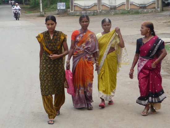 Frauen in typisch indischen Kleidern