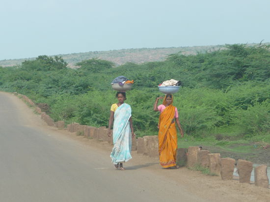 Frauen die vom Wäschewaschen kamen
