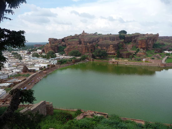 Der Agastya See in Badami von oben gesehen