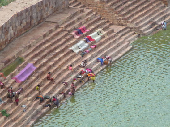 Frauen beim Wäsche waschen am Agastya See in Badami