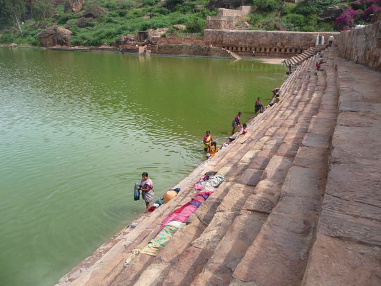 Frauen beim Wäsche waschen am Agastya See in Badami