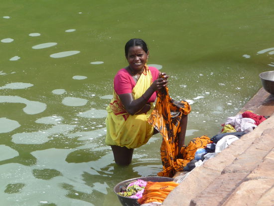 Frauen beim Wäsche waschen am Agastya See in Badami