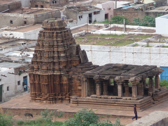 Einer von mehreren Tempeln rings um den Agastya See in Badami