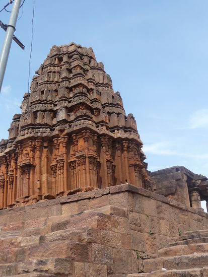 Einer von mehreren Tempeln rings um den Agastya See in Badami