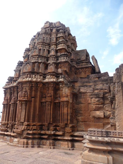 Einer von mehreren Tempeln rings um den Agastya See in Badami