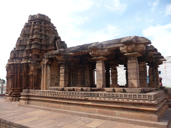 Einer von mehreren Tempeln rings um den Agastya See in Badami