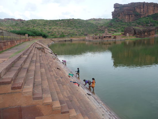 Frauen beim Wäsche waschen am Agastya See in Badami