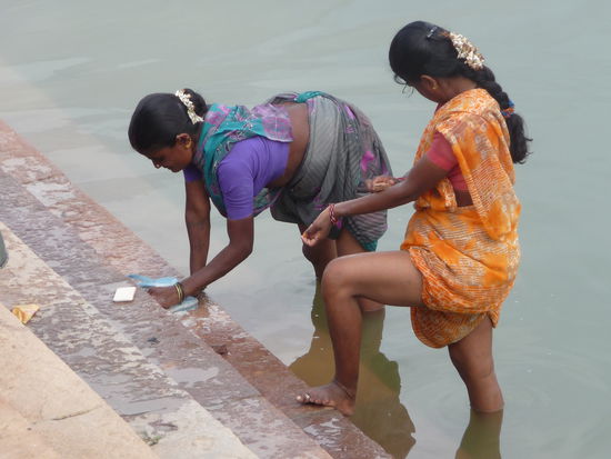 Frauen beim Wäsche waschen am Agastya See in Badami