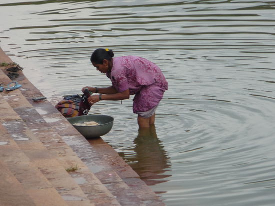 Frauen beim Wäsche waschen am Agastya See in Badami