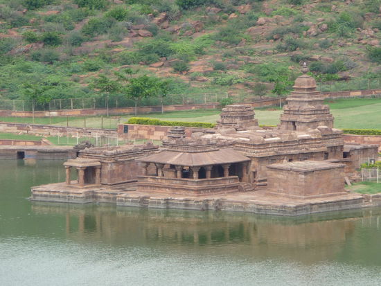 Malagatti Shivalaya Tempel am Agastya See in Badami