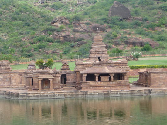 Malagatti Shivalaya Tempel am Agastya See in Badami