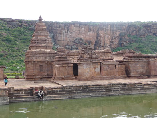 Malagatti Shivalaya Tempel am Agastya See in Badami