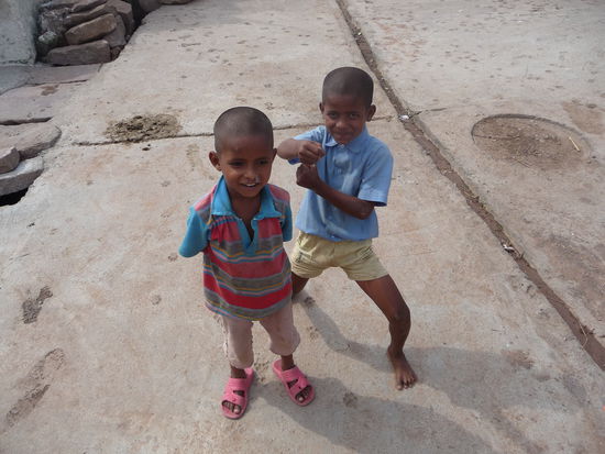 Kinder im Dorfkern von Badami die unbedingt aufs Foto wollten