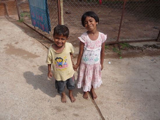 Kinder im Dorfkern von Badami die unbedingt aufs Foto wollten