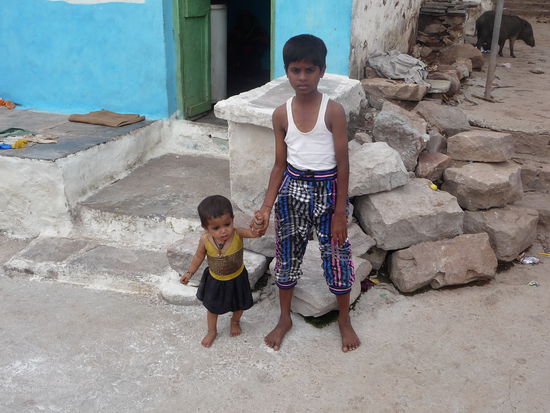Kinder im Dorfkern von Badami die unbedingt aufs Foto wollten