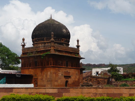 Am Eingang zu den Höhlentempel von Badami