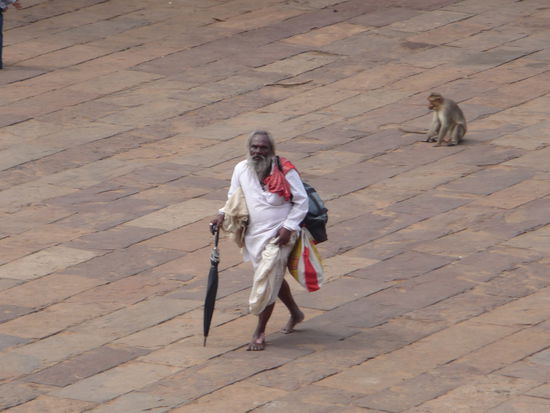 Am Eingang zu den Höhlentempel von Badami