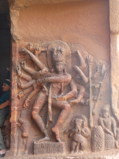 Höhle I - Shiva als Nataraja und ihren 18 Armen auf der rechten Seite der Höhle