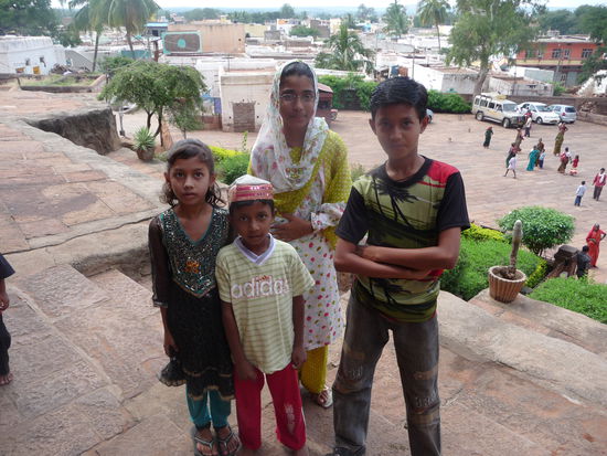 Diese kleine Gruppe von Kindern begleitete mich in den Badami Höhlen