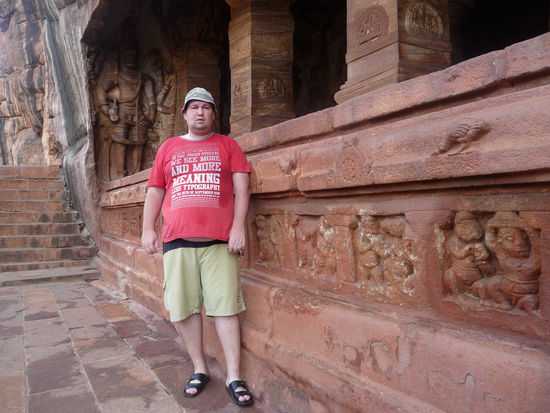 Ich an Höhle III. in Badami