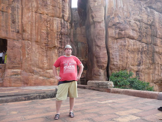 Ich an den Höhlentempeln von Badami