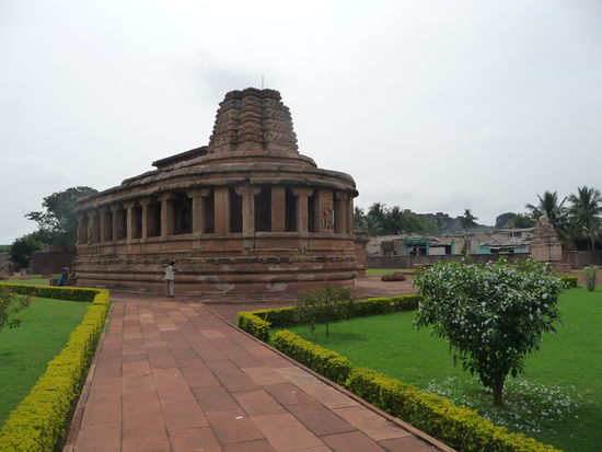 Der Durga Tempel in Aihole mit ungewöhnlichen Grundriss aus dem 7. Jh.