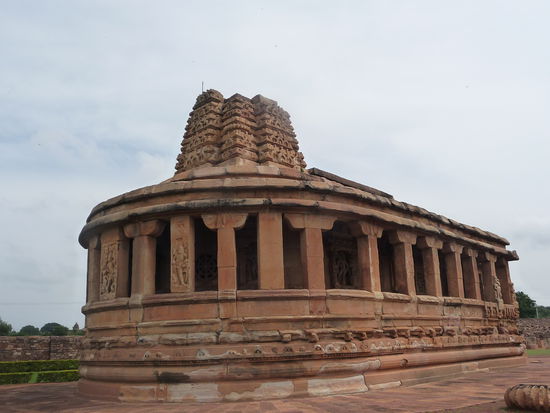 Der Durga Tempel in Aihole mit ungewöhnlichen Grundriss aus dem 7. Jh.
