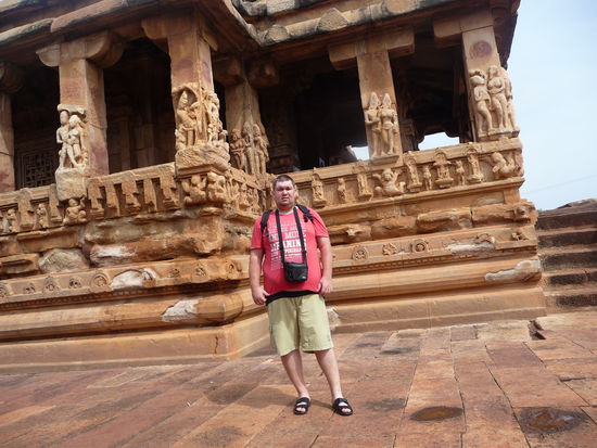 Ich vor dem Durga Tempel in Aihole