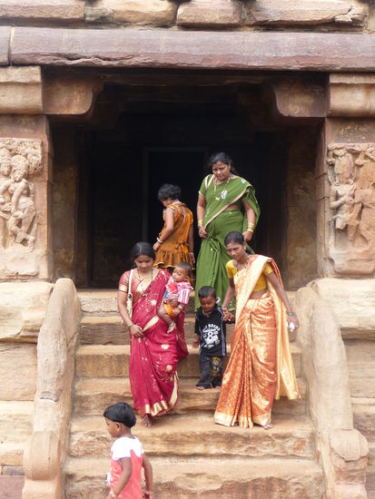 Besucher im Lad Khan Tempel in Aihole