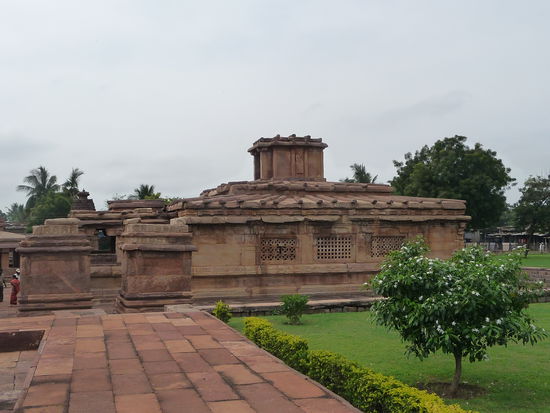 Im Park von Aihole weitere Tempel
