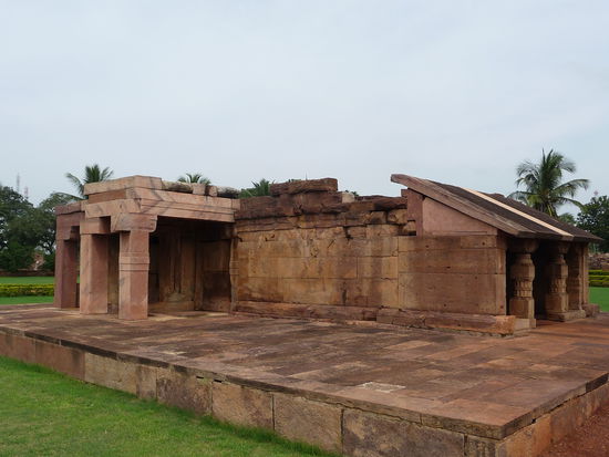 Im Park von Aihole weitere Tempel