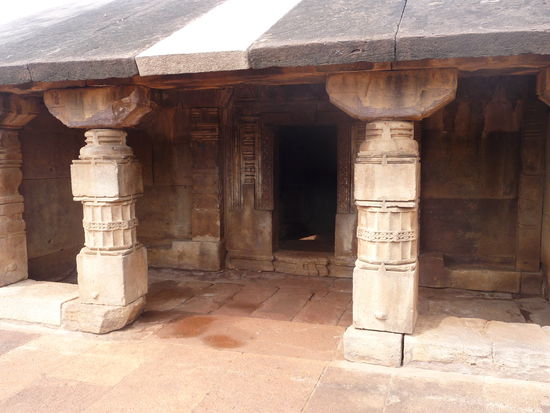 Im Park von Aihole weitere Tempel
