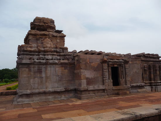 Im Park von Aihole weitere Tempel
