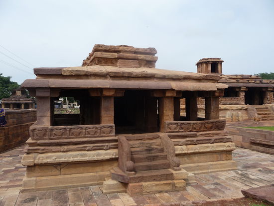 Im Park von Aihole weitere Tempel