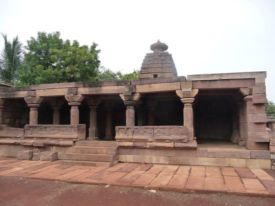 Im Park von Aihole weitere Tempel