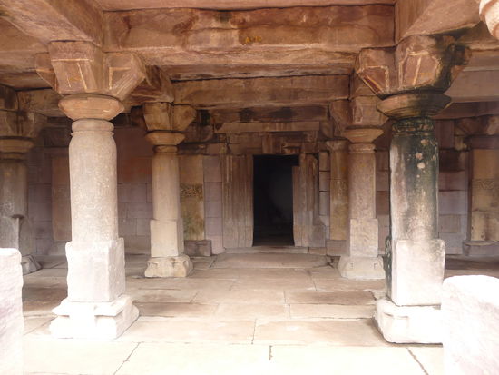 Im Park von Aihole weitere Tempel