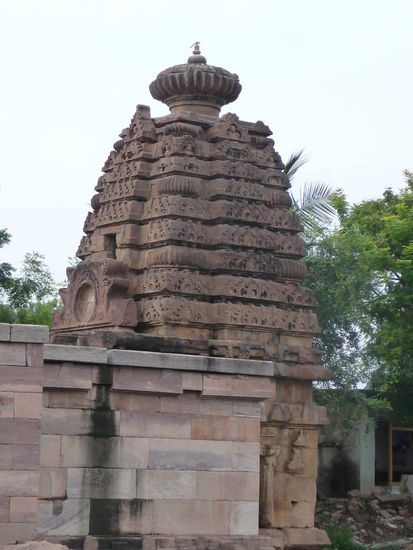 Im Park von Aihole weitere Tempel