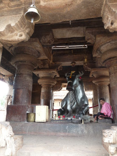 Nandi Pavilion mit heiliger Kuh