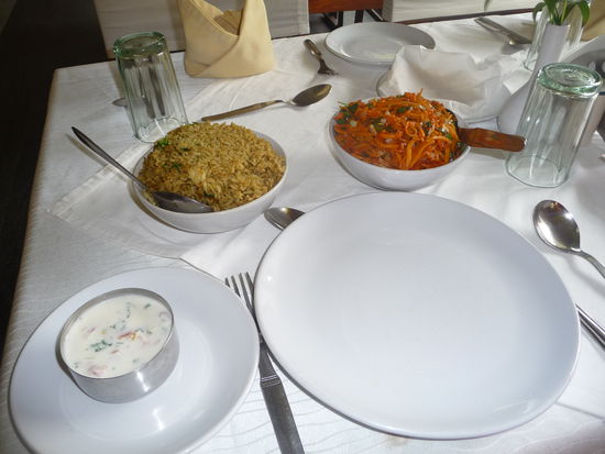 Da ich bisher etwas entäuscht war über die indische Küche die ich bisher kennen gelernt hatte was vor allem Geschmack und Größe der Portionen anging wollte ich diesmal auf Nummer sicher gehen aber wie man sieht hatte ich mich etwas verschätzt denn die zwei Portionen hätten auch 3 Personen satt gemacht !!  Rechts vegetarische Nudelpfanne und links Chicken Reis was beides super lecker war und das für einen Spottpreis von 170 Rupie = 2,50 Euro !!