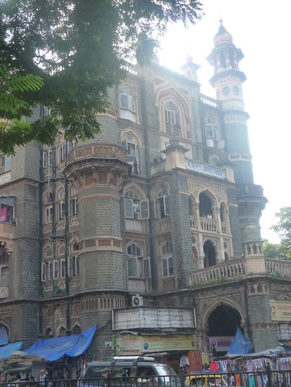 Ehemaliges  Majestic  Hotel aus dem Jahr 1909 gehört zum Gebäude Komplex im  Victorianisch - Gotischen Stil und Art Deco Stil  das Ende des 19. Jh. und Anfang des 20. Jh.  in Bombay entstanden ist und seit 2018 zum Unesco Weltkulturerbe gehört .