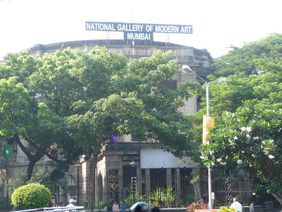Gallery of Modern Art gehört zum Gebäude Komplex im  Victorianisch - Gotischen Stil und Art Deco Stil  das Ende des 19. Jh. und Anfang des 20. Jh.  in Bombay entstanden ist und seit 2018 zum Unesco Weltkulturerbe gehört .