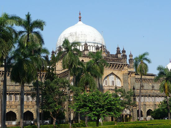 Prince of Wales Museum gehört zum Gebäude Komplex im  Victorianisch - Gotischen Stil und Art Deco Stil  das Ende des 19. Jh. und Anfang des 20. Jh.  in Bombay entstanden ist und seit 2018 zum Unesco Weltkulturerbe gehört .