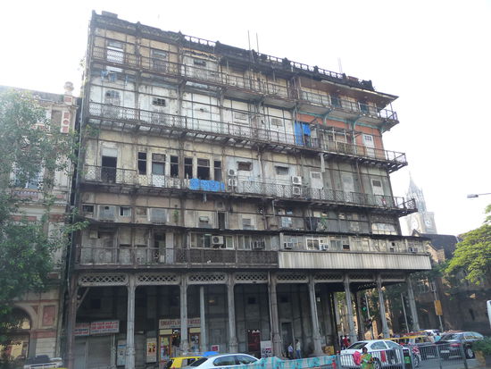 Eines von vielen in die Jahre gekommenen Wohn und Geschäftshäusern  in Mumbai
