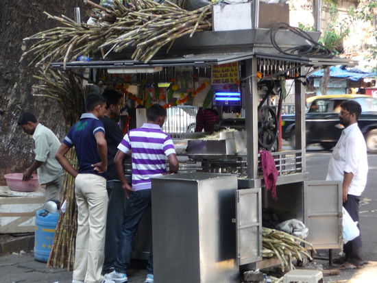 An jeder Ecke gibt es frisch gepreßte Säfte wie hier aus Zuckerrohr