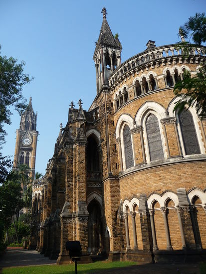 Universität Fort Campus Seitenansicht gehört zum Gebäude Komplex im  Victorianisch - Gotischen Stil und Art Deco Stil  das Ende des 19. Jh. und Anfang des 20. Jh.  in Bombay entstanden ist und seit 2018 zum Unesco Weltkulturerbe gehört .