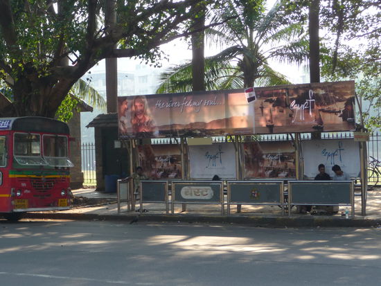 Typische Bushaltestelle in Mumbai