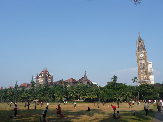 Hinten Links Oberstes Gericht , daneben Rajabai Turm und Universität - im Vordergrund Cricket Spieler was in Indien zum Nationalsport gehört