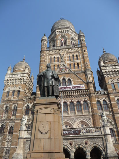 Das auch von den Engländern  im orientalischen-gotischen Stil erbaute Rathaus von Mumbai gehört zum Gebäude Komplex im  Victorianisch - Gotischen Stil und Art Deco Stil  das Ende des 19. Jh. und Anfang des 20. Jh.  in Bombay entstanden ist und seit 2018 zum Unesco Weltkulturerbe gehört .